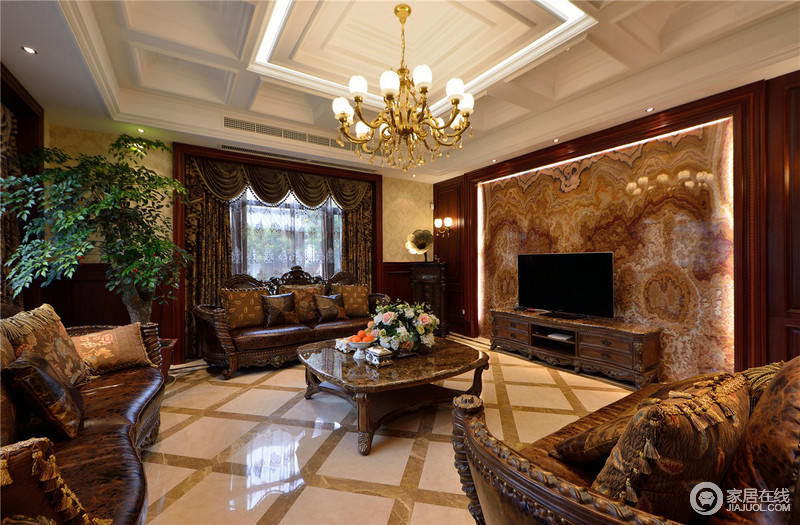 客厅的吊顶、灯、窗帘都环绕着古典风格。