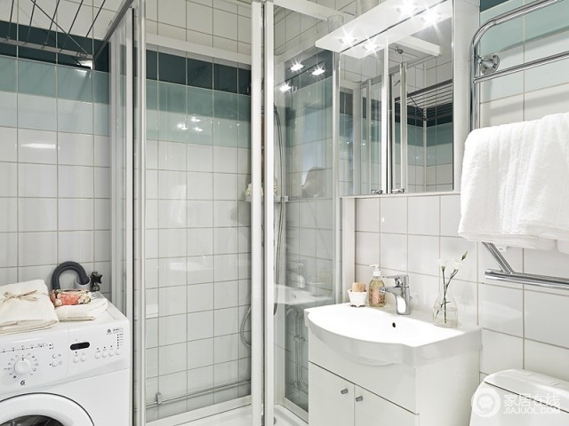 卫生间利用小方砖进行立面装饰，堆砌出一个整洁、简约的效果；透过玻璃淋浴区，与白色盥洗台结合，更显实用和美观。