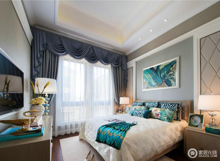卧室浅色的床品，搭配采用了经典的碎花和蓝色作为基调的靠垫，温暖中带些许清新；设计师以淡雅的灰色为主调，让空间保持平静，加以蓝色窗帘和抽象挂画点缀其中，造就安静舒适。