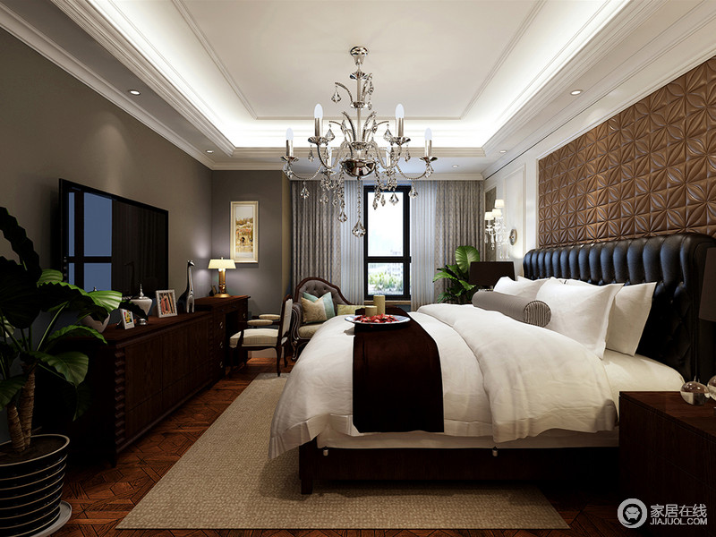 深色系的卧室里，注重营造一种静谧安详的氛围。墙面几乎无多余的装饰，只在床头设计了花型软包。黑白分明的双人床，与床头、墙面形成鲜明的视觉层次。
