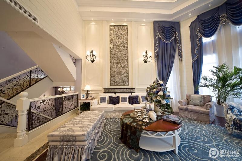 客厅挑高设计，以色彩、元素协调搭配，造型无需过多