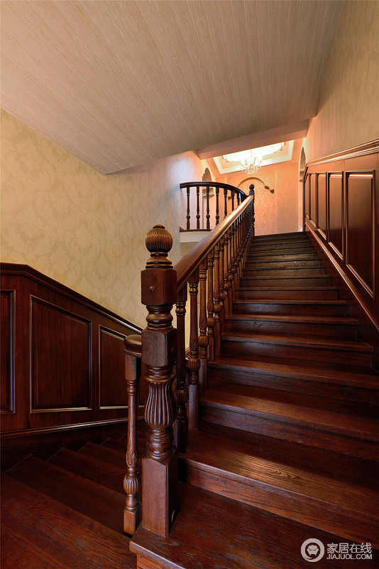 楼梯的选择搭配整个装修风格恰到好处。