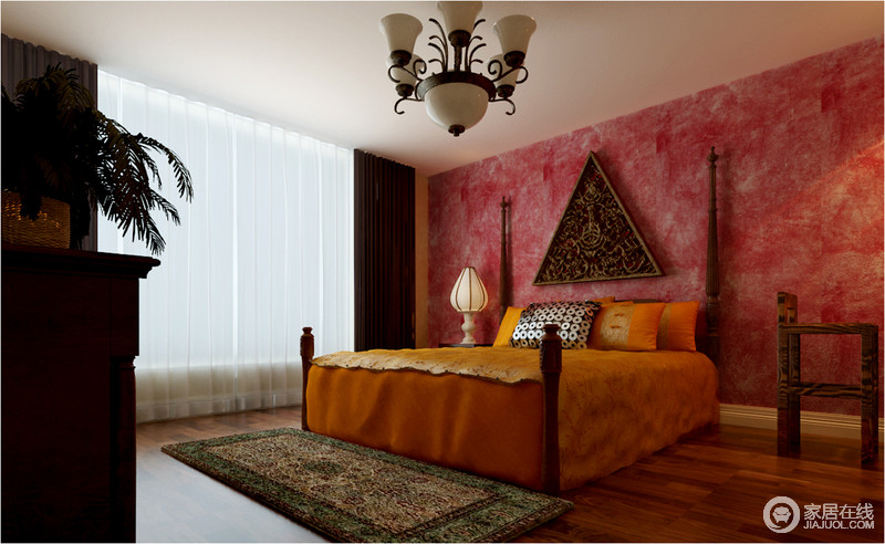 粉红色沾染感的墙面十分抢眼，三角木雕饰品和着四柱床颇有非洲野性，橘色床品带动着家居设计的风潮，令空间也焕发生机；草色花纹方毯让人仿佛置于大地间，怀抱着自然美景，只待凉风袭来。