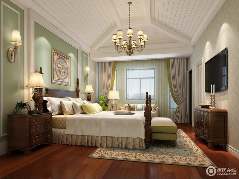 主卧室凸起的条木天花拉伸了空间高度，令大面积的蓝绿色的清爽盈满室内；不同造型的花纹铺满墙面、地毯及床品上，梦幻的浪漫意味缤纷丰盈的渲染，让休憩环境变得格外愉悦明快。