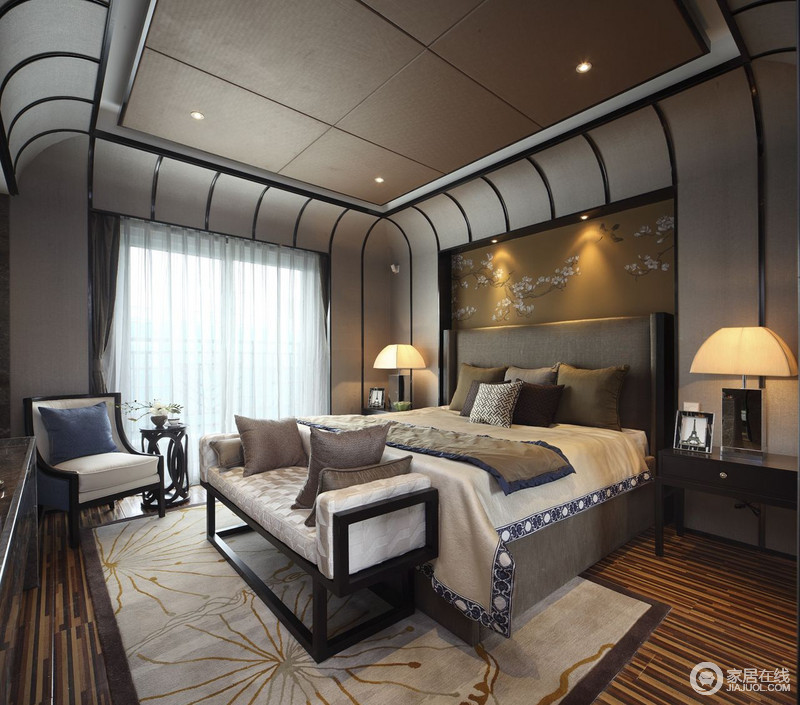空间随看起来现代气息浓重，不论是精致的床品，还是造型独特的潮范儿家具，都诠释着现代质感，但是床头背景墙上的梅花图却将中式情怀铺散在空间。