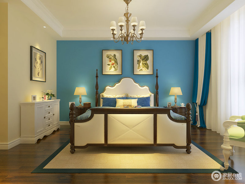 虽然卧室以米色为主，但是蓝色背景墙中和了空间的色彩感，令空间温馨中多了湛蓝和轻快；美式褐木四柱床张扬着自然之态，与墙上的绿植挂画打造出平价的奢华感；米色和蓝色相间的窗帘与地毯以清缓的方式，装饰出柔和，更显温情。