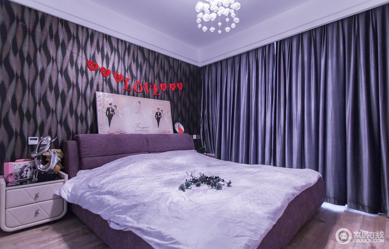 漂亮的水晶吊灯，层次不同的紫色系列，让卧室的空间感十足，薰衣草的色调也让整个卧室看起来十分的温馨。