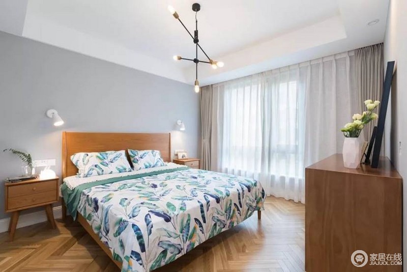 卧室简单温馨，和谐统一的实木家具，简单却足够朴质实用；屋主注重卧室的舒适，自然绿色的床品给予生活不一样的生机，给人一种质朴与清雅。