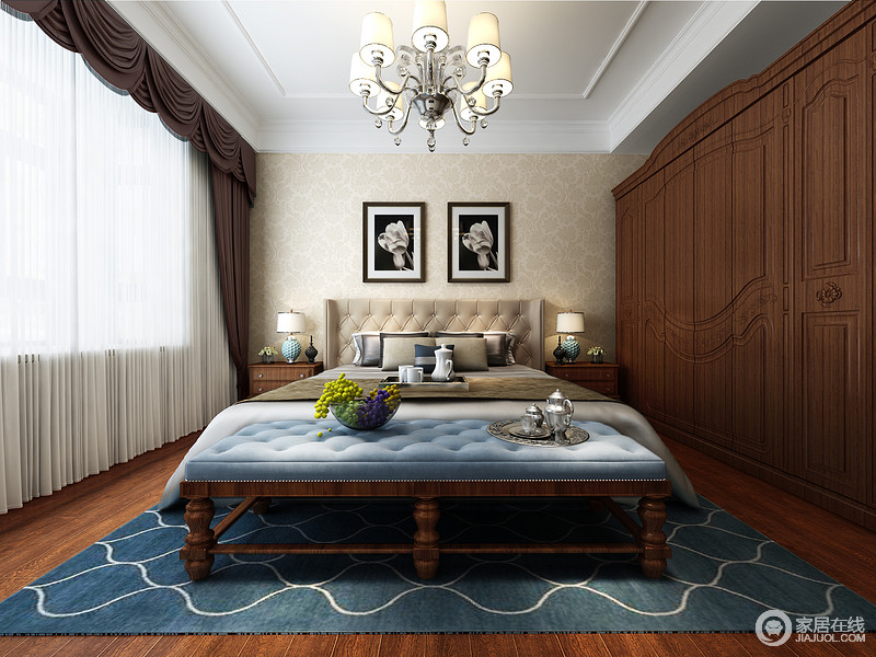 枫木木地板和定制型木衣柜色泽统一，米色壁纸将轻柔带入卧室，填补了蓝色的深沉和木色的古朴，呈现出一个清爽也不乏暖意的氛围。