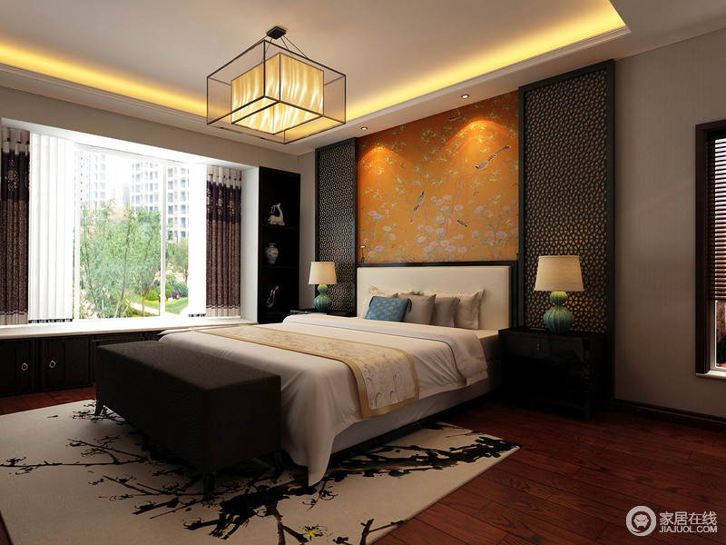 卧室整体的布局讲求对称庄重，而细节上更倾向于中式文化的传承，简单的方形吊灯就与现代感的家具搭配出颇具新中式的空间，飘逸而舒适。