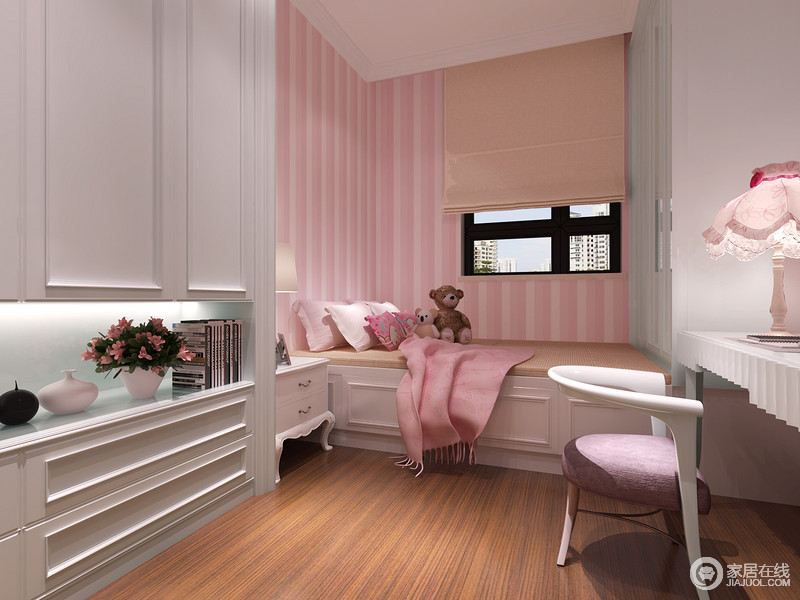白色衣柜中格出一个展示柜，将陶艺品罗列一二，略显文艺情怀；粉色条纹壁纸和床品将甜美的公主风表达出来，塑造了一个甜美的生活空间。