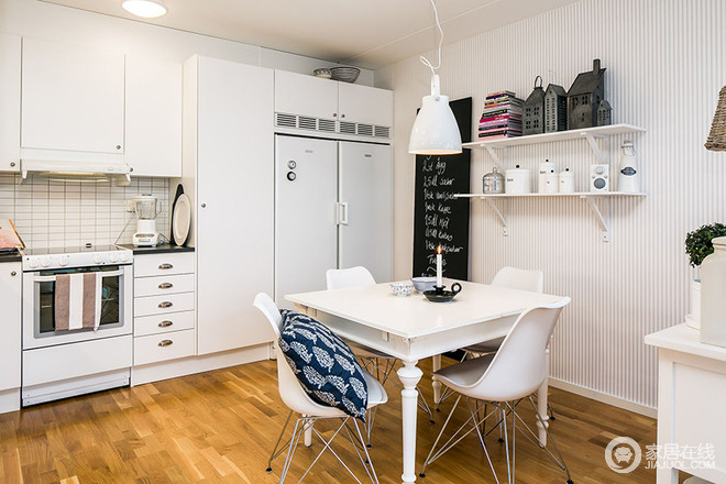 餐厨一体式空间不仅增强了收纳功能，而且在整体布局上也尤为得体，通过白色北欧家具令生活更多了份简单。