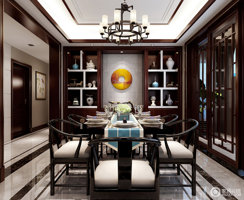 对称规整的餐厅格局，体现着中国古典文化的宴席礼仪。深色的实木圈椅，带着稳重深沉的态度，彰显端庄大气。蓝白相间的床旗，衬托着精致的餐具，打破深色系的暗沉活泼点亮空间。