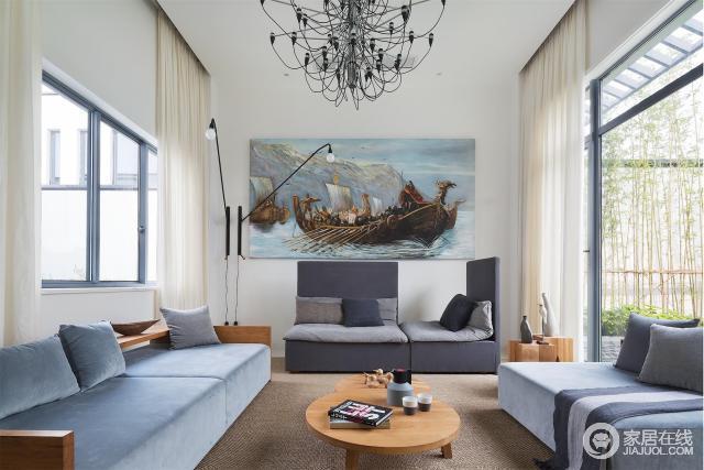 客厅采用简约的设计风格，木质的沙发与可移动的沙发座椅，简单的线条与整个空间交相辉映