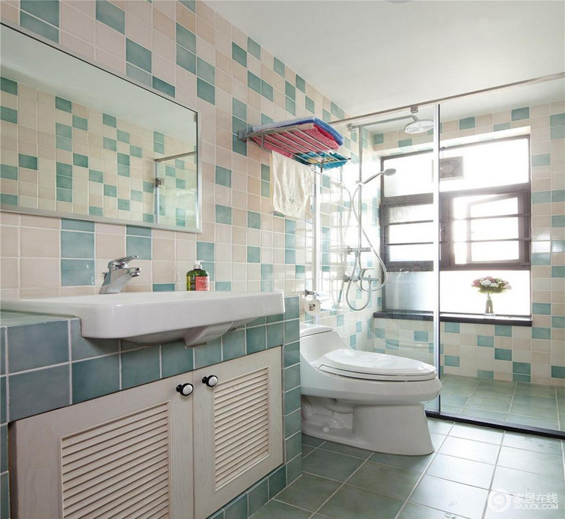 绿色与白色相间铺贴的砖石令整间卫浴间充满双色带来的清静，改变了卫浴间不受重视的局面。