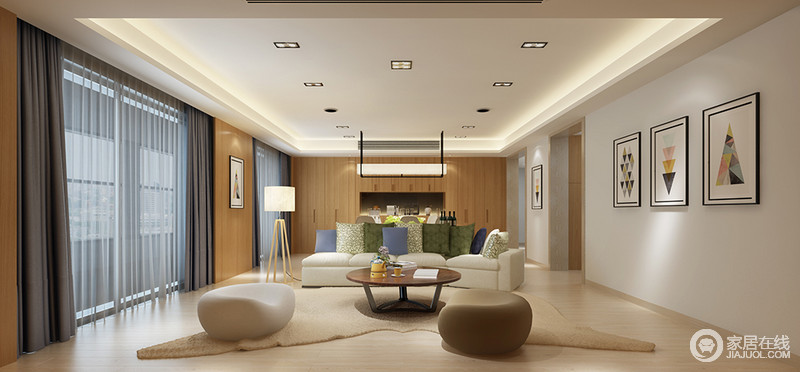 客厅大面积运用原木护墙造型、米色地板打造一种独特的温馨氛围，恍若在自然在天与地间，白色布艺沙发的柔软度并没有破坏空间的温静，而是以现代简约的艺术感，让家具和简画作品为空间添彩。
