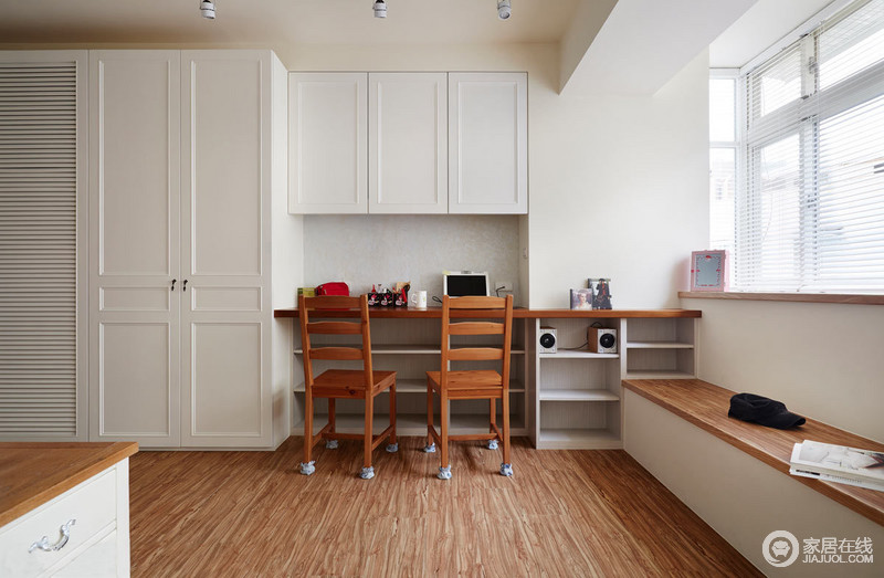 空间由温润柚木所构组的书桌为平常工作时所用，白色的立柜与木色的地面构成日式清新。