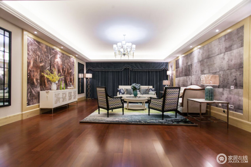 客厅整体运用浅色系，是整个客厅更加的敞亮，木质地板更显华丽的感觉。精致的小饰品让整个空间更加的饱满。