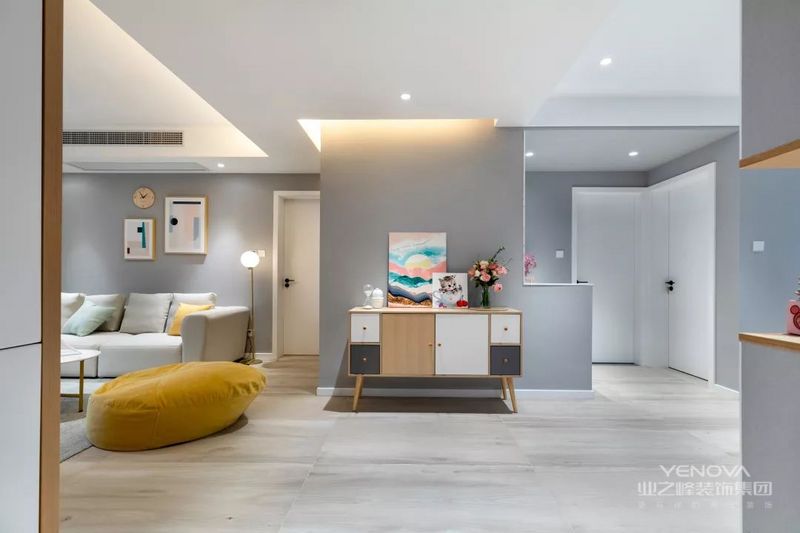 在这套120平米的房子装修中，整体以低饱和度的浅灰色为主，通过北欧舒适的家居布置，把空间营造成一个干净自然的舒适空间感。