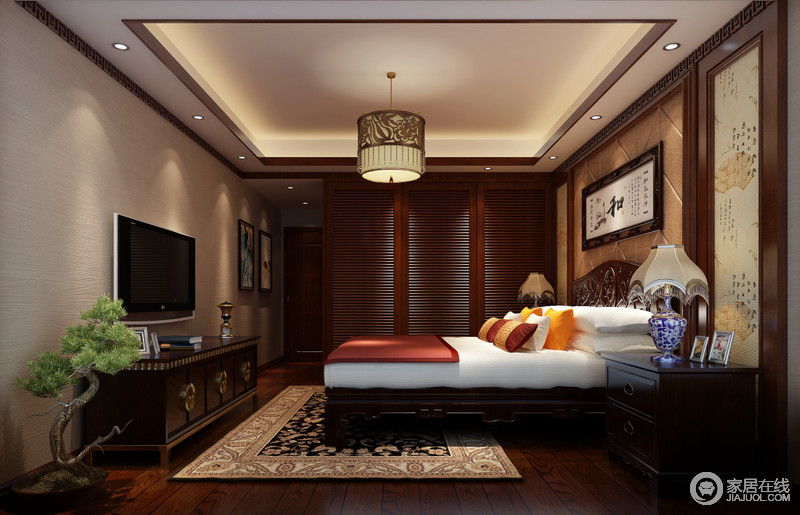 卧室以中式书画为背景主题装饰，雕花大床上明黄、朱红、京白等柔软织物，演绎一种芳华的生活态度。沉稳的木质，如同盆栽松柏的姿态，静和安宁。