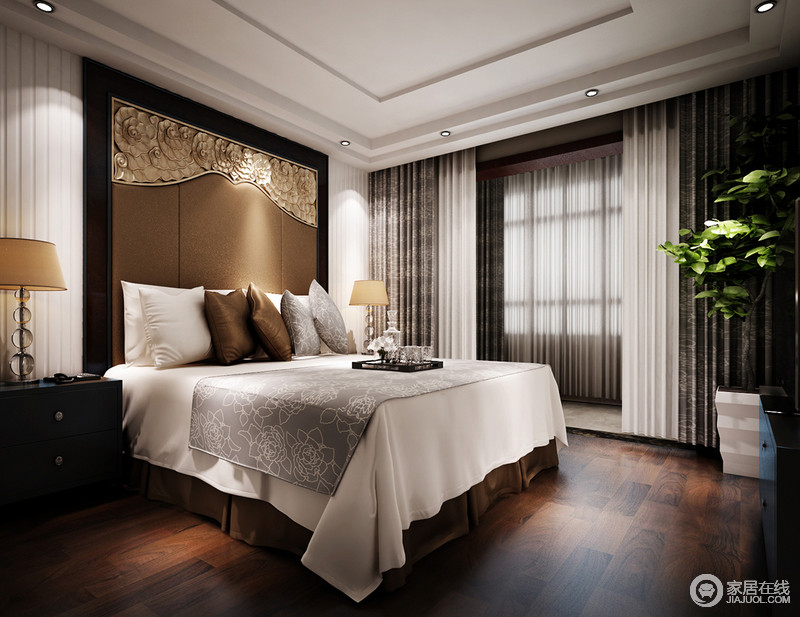 卧室以褐色地板和咖色扇贝装置背景墙营造淳朴，而白色纱幔搭配灰色窗帘与床品的色彩调和的十分温馨，带来舒适感的同时，以恰当的色彩比例来表现协调性，对称的家具和台灯实用中裹挟着和谐。