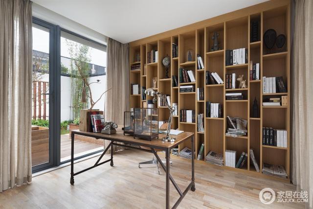 木质的色调总是能让人放松沉静下来，在这样的书房能够更加静下心来进行处理事务或者阅读。