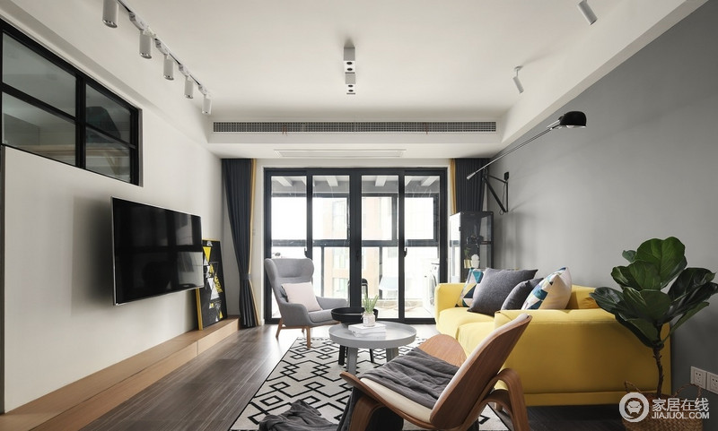 冷灰色的墙面与暖黄色的沙发，形成了很好的视觉碰撞，让这个空间有亮点，也舒适；黑色门框搭配灰色系家具，调和出北欧之美。