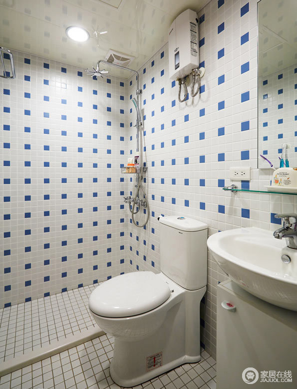 卫浴间利用蓝白波点马赛克壁面为空间注入现代感的活力元素；白色盥洗台并没有打破空间的洁净，为这个白色空间更添纯粹。