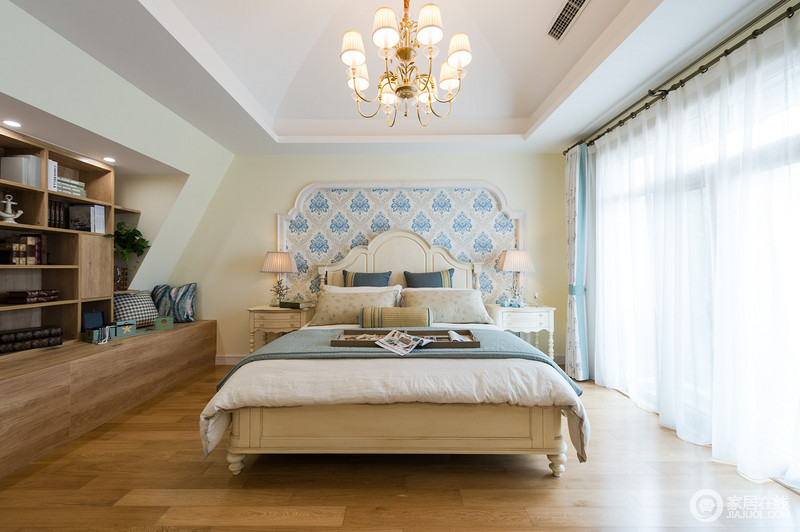 卧室也延续了蓝色的格调，但是没有选用深度的蓝色，而是选择了偏于暖色系的蓝，让卧室充满温馨的感觉，淡色系可以说是小清新的代表，白色的半透明窗帘带来更多的幻想。