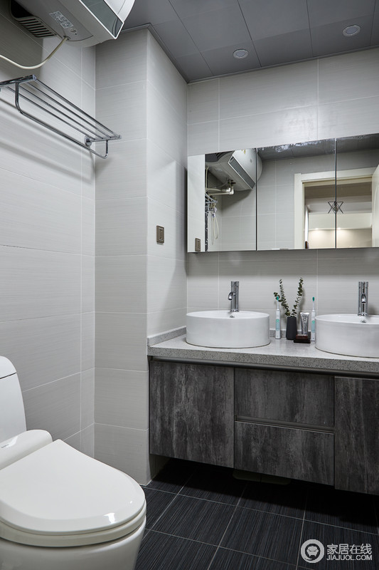 卫浴间的配色简约大气，清爽干净，给人一种明亮洁净之感。在洁白的瓷砖衬托下，卫浴间的宁静、整洁越发使人舒坦。点缀的花朵使空间更加有趣、活泼。