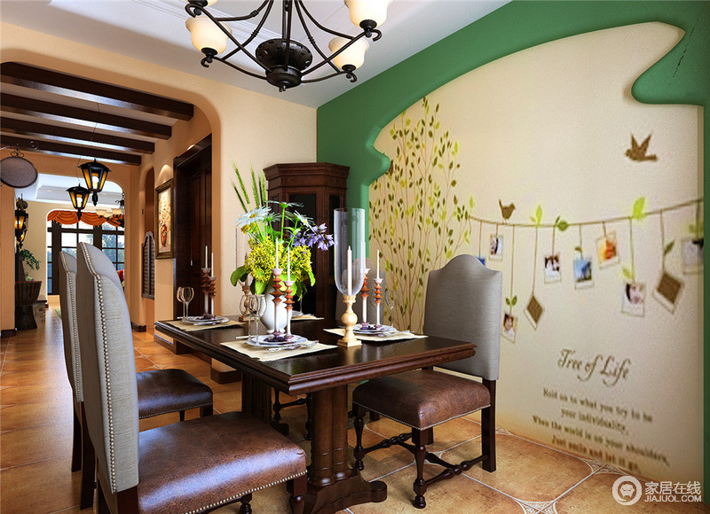 在充满美式悠闲风情的餐厅里，不同颜色混搭的餐椅，一如背景墙般活泼有趣。设计师以手绘主题作为背景墙，既与餐桌上的绿植形成呼应，又富有生活气息。