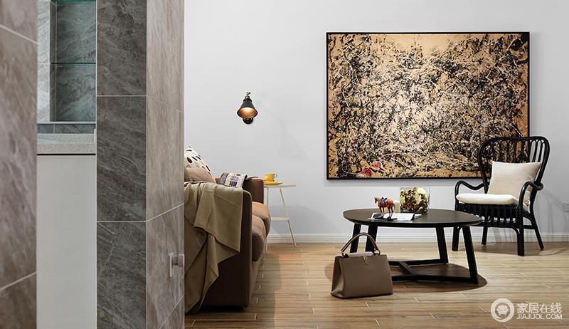 客厅大装饰画增加了空间的艺术动感，设计简约、精小的家具令生活多了些简约与另类。