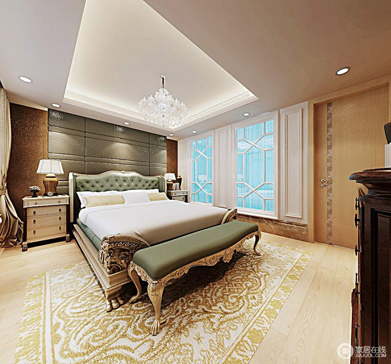高大的空间让你可活动的范围也变得大起来，金色镶花地毯闪闪发光，茫茫蛰意；雕刻的金属花纹的墨绿色双人床与床尾凳呈现出清新的高贵，别有一番优雅，低调而悠长。