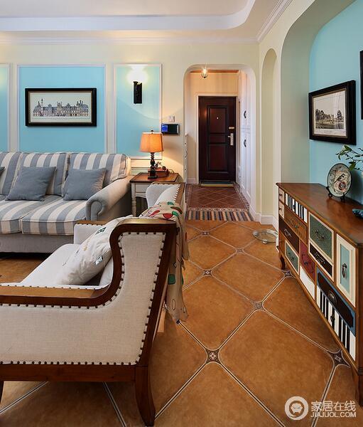 客厅的玄关柜背景，沙发背景都加入了客户喜欢的淡蓝色，整个客厅显得清新自然，舒适自在的感觉！