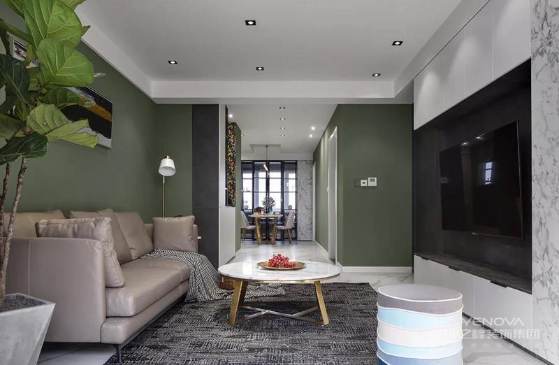 客厅整体下跌奶简洁的空间
电视墙是一个定制收纳柜的设计
结合墨绿色的沙发墙
整体显得清新而又现代雅致