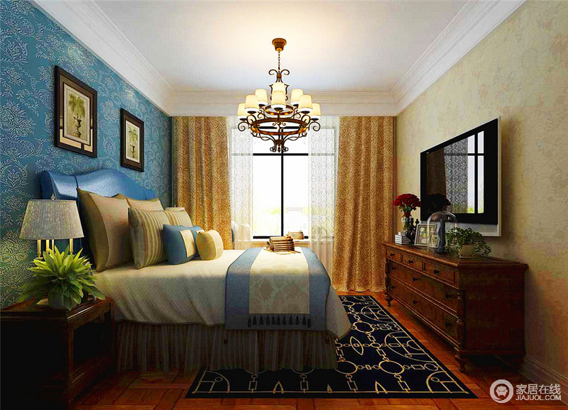 花纹与几何图形的渲染，使端庄大雅的卧室，突显出轻松愉悦的情绪；蓝色的背景墙，使本来被温和的淡黄所统占的空间，显得俏丽多姿，弥漫着悠闲舒适风情。