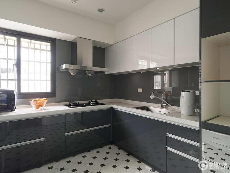 厨房以灰白搭配的方式制造橱柜，简单之余不乏设计感；在整个空间中除了从实用性上考量设计外，设计师巧妙地利用黑白砖石的几何艺术提升整个空间的艺术感。