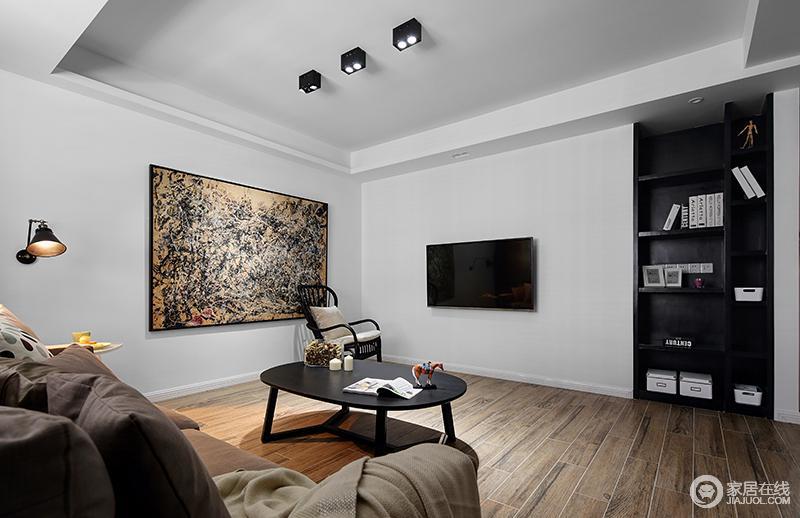 一面白墙的利用电视搭配出黑白艺术视感，简单到极致；抽象的艺术画大气与壁灯和嵌入式边柜呈现出现代空间的简洁与大气。