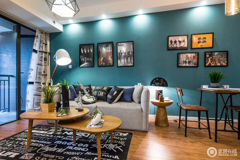 客厅区域选用简洁自然的原木色搭配清爽舒适的海蓝色，加以白色柔和过渡，营造出轻松舒适的视觉体验。