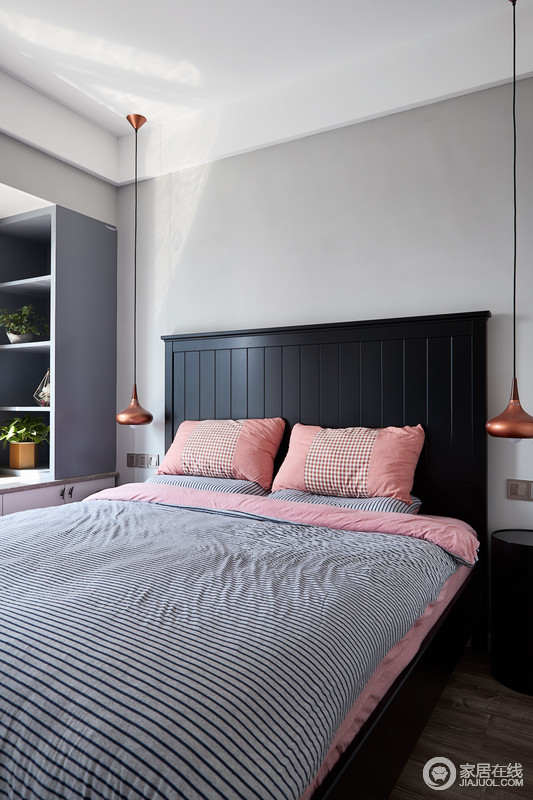 主卧的配色不同于客厅，在黑白灰主色调上，辅之以粉橘色系，给人一种梦幻的舒适感。吊灯的设计感非常强，是整个空间点缀的亮点元素。