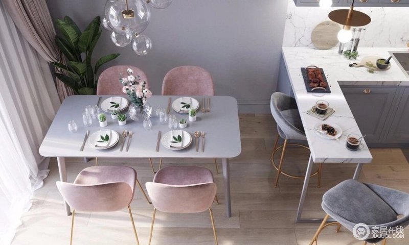 餐桌就设置在厨房的旁边，白色的长方形餐桌，粉色餐座椅，保持了整体的粉灰色调；餐桌上摆整齐的摆放着精致的餐具，一看就让人心情大好，北欧气息浓烈，同时，又保持了生活的温馨。
