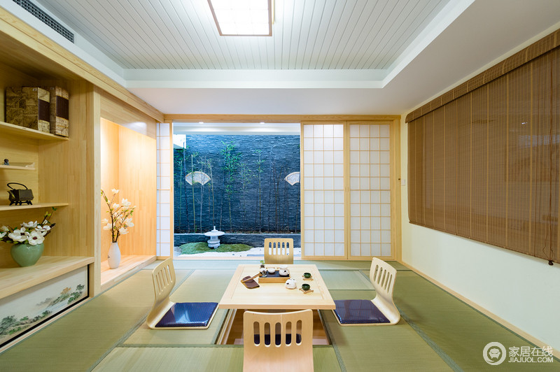 日式的茶室，格子状的推拉门与外界隔绝，没有华丽的装修，木质的茶桌，与一席好友喝喝茶，聊聊天，享受着慵懒时光