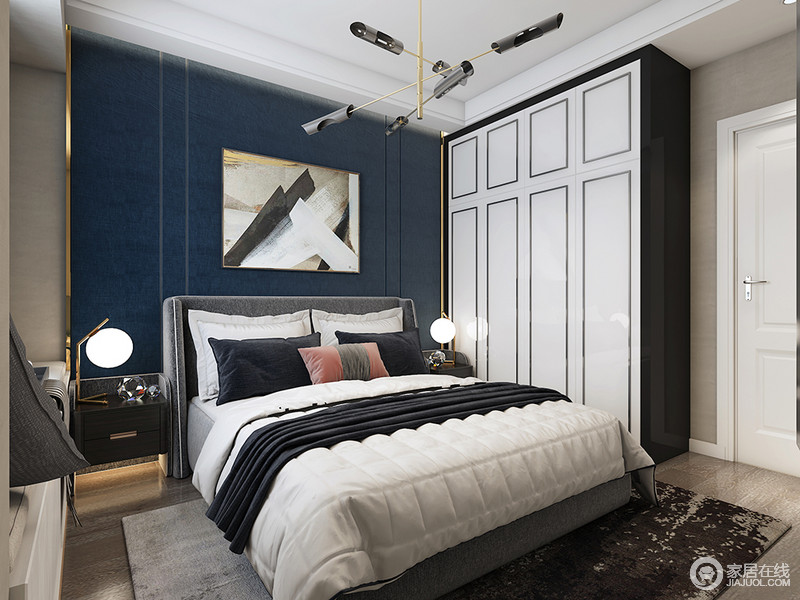 卧室虽然线条简洁，却足够得体大气；藏蓝色漆粉刷墙面，在黑白抽象挂画的陪衬中，多了份现代优雅；定制得衣柜黑白之间更显几何之美，也极具实用性；黄铜球泡吊灯垂直而下，与床头柜以对称的方式，演绎和谐。