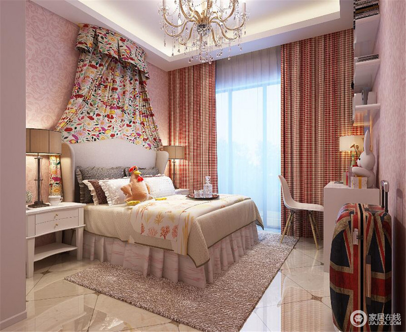 粉色暗纹壁纸奠定了空间的氛围，丝毫不显得单一，设计师巧妙地利用花卉床幔及红黄色格子窗帘进行装饰，令卧室更新了儿童房的艺术界限。