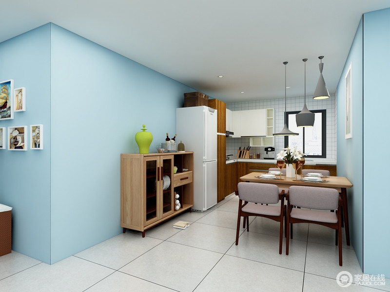 空间虽然是开放式的结构，但是却区域设计明显，餐厨一体式空间因为墙体与客厅做了区分；蓝色的基调因为实木家具调和出了稳重感，而橱柜以L型设计，让生活更为便捷。