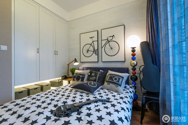 两幅拼接式的自行车装饰画个性夺目，透视感格纹窗帘、复古相机画抱枕，打造出轻松休闲的睡眠体验。