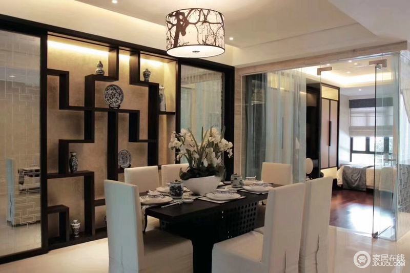 餐厅的线条利落，曲线形的博古柜因为青花瓷瓶陈展出古典文雅；黑檀木桌与米白色餐椅搭配，组成空间的新中雅致。