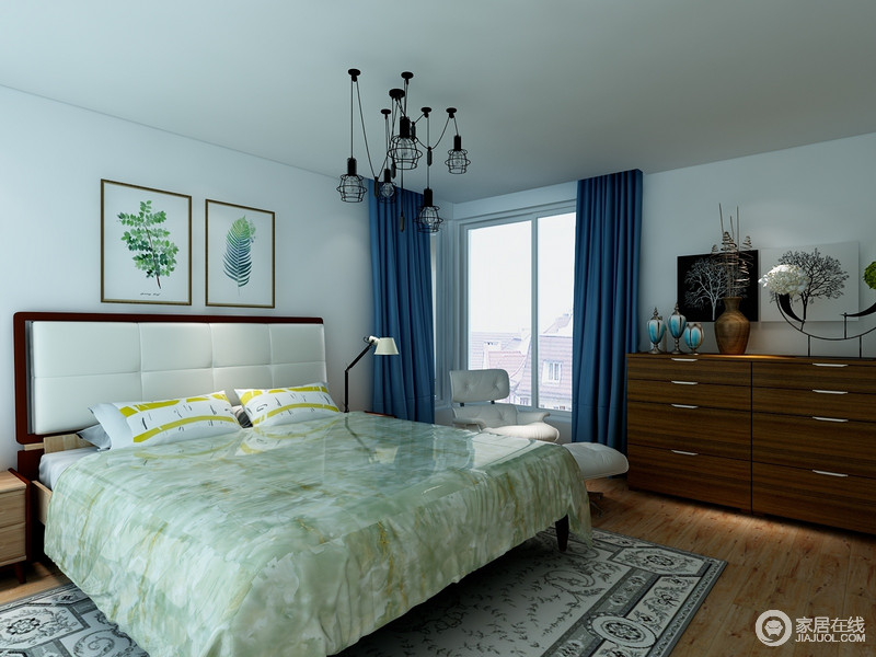 卧室结构规整，原木地板搭配实木家具让家足够沉稳，而蓝色地毯、青绿色床品搭配浅灰色地毯，调和出色彩清雅，也奠定生活的温馨。