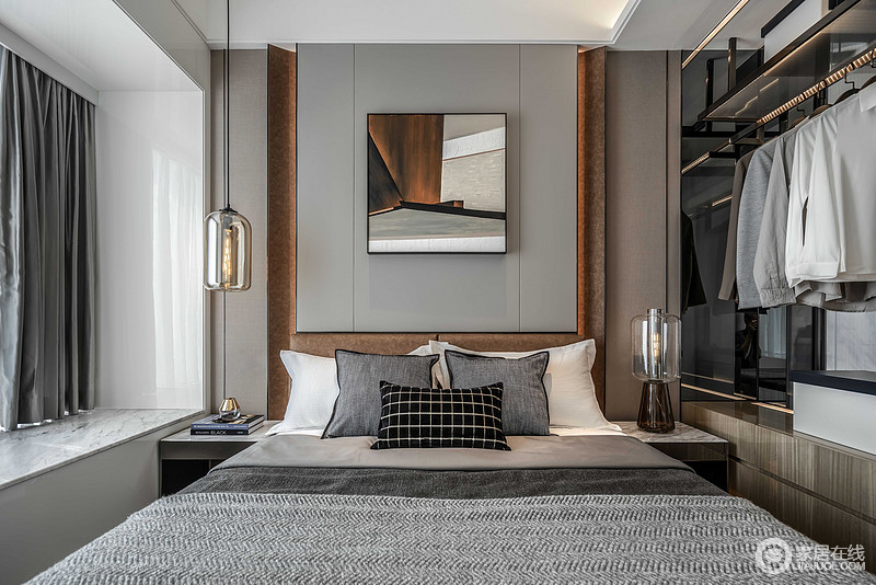 主卧床头两边采用的是两种不同形式的灯，这种别出心裁的设计让空间瞬间生动起来，灰色的床品完美的融入到了房间里。