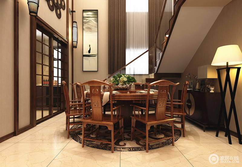 中式圆形餐桌和结构简单地餐椅散发着浓浓的中式设计之美，悬挂着的水墨画仿佛刻上了时光的味道，清新脱俗。